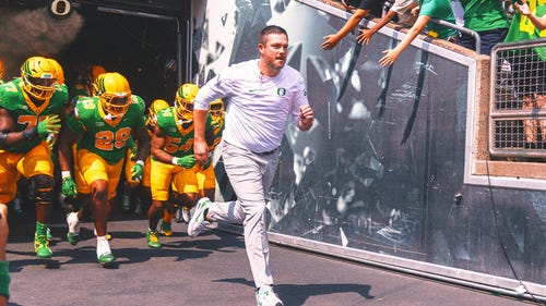 СТУДЕНЧЕСКИЙ ФУТБОЛ Популярное изображение: Дэн Лэннинг из Орегона о Майке Ганди из Оклахома Стэйт: «Мы тратим деньги, чтобы побеждать»